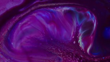 Bu stok videosu renkli bir boya deseninin aşırı yakın plan görüntüsünü içeriyor. Vlog, belgeseller, reklamlar vb gibi birçok video projesine eklenebilen güzel bir doku tasarımında birlikte farklı boyalardan oluşmaktadır..