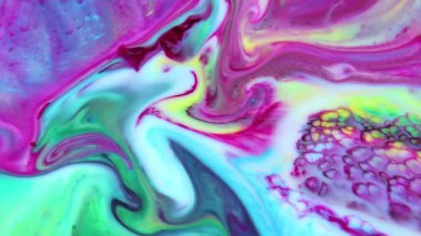 Bu stok videosu renkli bir boya deseninin aşırı yakın plan görüntüsünü içeriyor. Vlog, belgeseller, reklamlar vb gibi birçok video projesine eklenebilen güzel bir doku tasarımında birlikte farklı boyalardan oluşmaktadır..