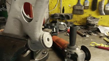 Araba Önü, Alt Kollu Çalılık Tamir Atölyesi 'nde Onarım.