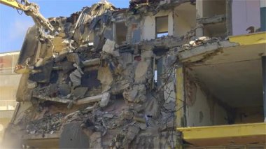 İnşaat sahasında Kazıcı kullanılarak Evlerin Yeniden Yapılandırılması İçin Yıkım.