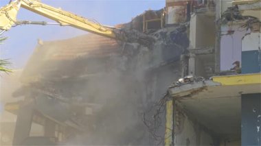 Eski Binanın Çatı ve Duvarlarının Bir Kazıcı Görüntüsüyle Yıkılması.