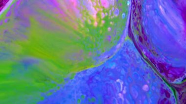 Bu stok videosunda, boya pigmentinin hafif boya ile ayrıldığı yağ boyasının yavaş çekim görüntüleri yer alıyor. Bu klibi yaratıcı konsept videoları, sunumlar ve daha fazlası için arka plan olarak kullan.