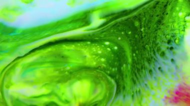 Çağdaş tasarım kullanımı için uygun, dalgalı renkler ve katmanlı yapılardan oluşan görsel olarak zengin bir boya yüzeyi.