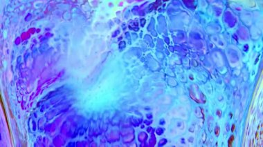 Çağdaş tasarım, markalaşma, yayın düzeni ve dijital medya kullanımı için hareket ve derinlik sunan, dalgalı renkler ve katmanlı yapılardan oluşan canlı bir boya yüzeyi.