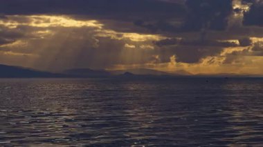 Deniz Üzerinde Dramatik Güneş Işınları Görüntüleri.