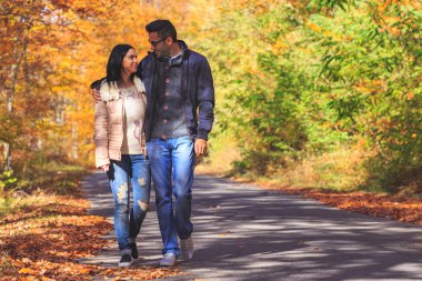 Öğleden sonra yürüyüşe genç Çift