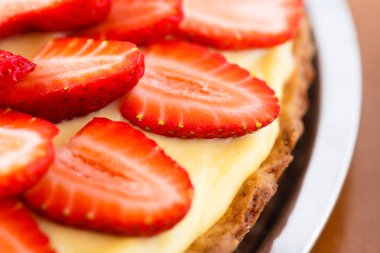 Masada lezzetli çilekli tart