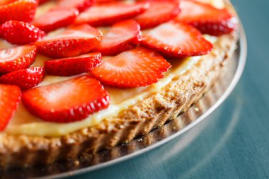 Masada lezzetli çilekli tart