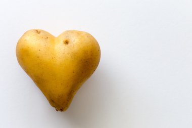 Kalp şeklinde patates fotoğrafı yakın çekim 