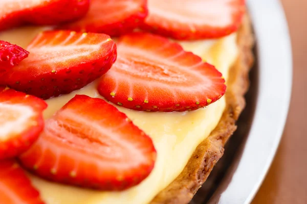 Délicieuse tarte aux fraises sur la table — Photo