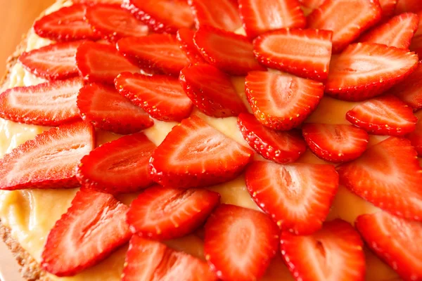 Délicieuse tarte aux fraises sur la table — Photo