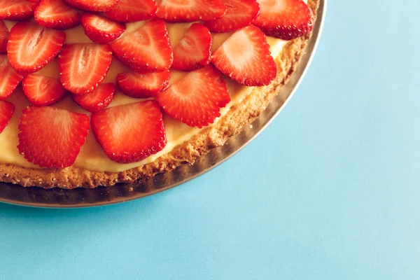 Délicieuse tarte aux fraises sur la table — Photo