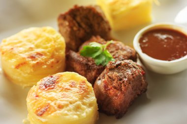 biftek ve patates ile lezzetli yemek