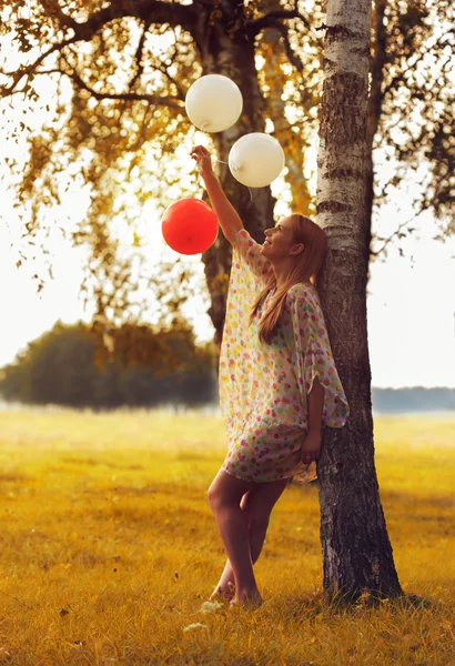 Femme jouant avec des ballons — Photo