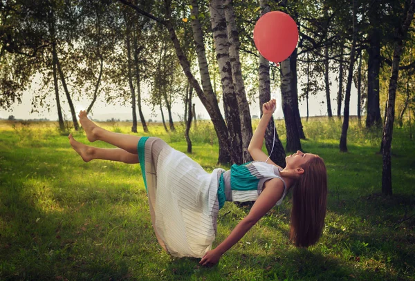 Femme lévitant dans la forêt — Photo