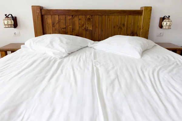 Relaxing bedroom with white beds — Stock Photo, Image