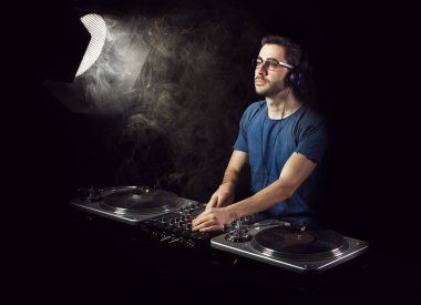 DJ vinil karıştırma