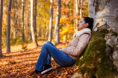 Kadın dinlendirici doğa sonbahar sezonu sırasında