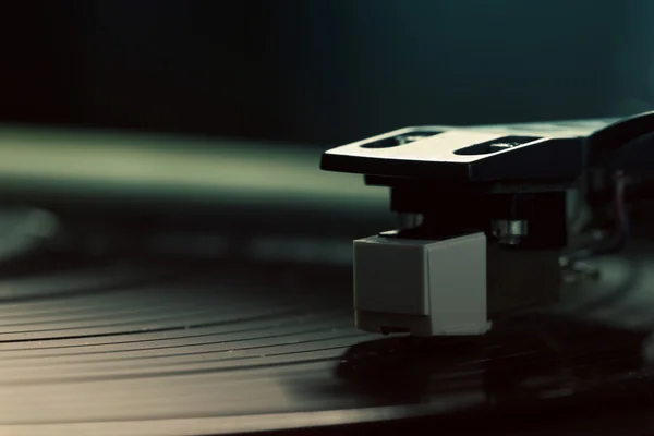 Old fashioned turntable playing a track — Stock Photo, Image