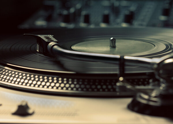 Old fashioned turntable playing a track — Stock Photo, Image