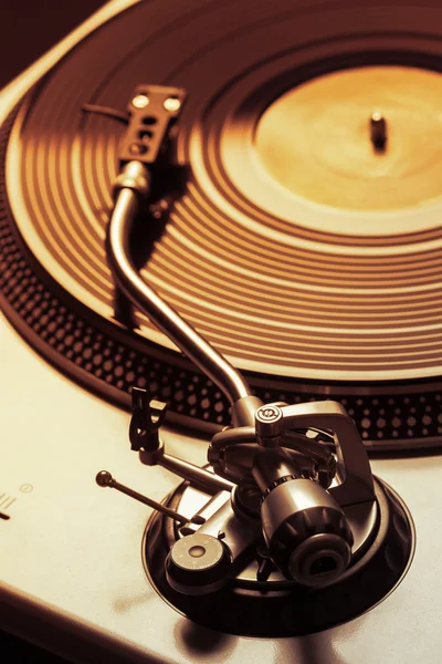 Old fashioned turntable playing a track — Stock Photo, Image