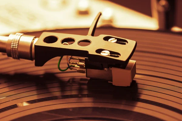 Staré staromódní gramofon hraje skladby — Stock fotografie
