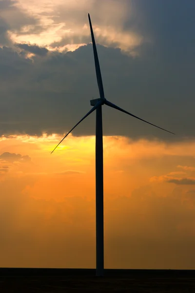 Eine rotierende Windturbine bei Sonnenuntergang — Stockfoto