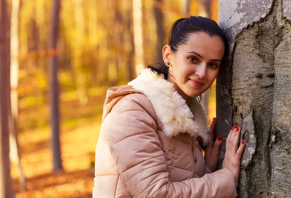 Cute smiling woman posing in nature — Stock Photo, Image