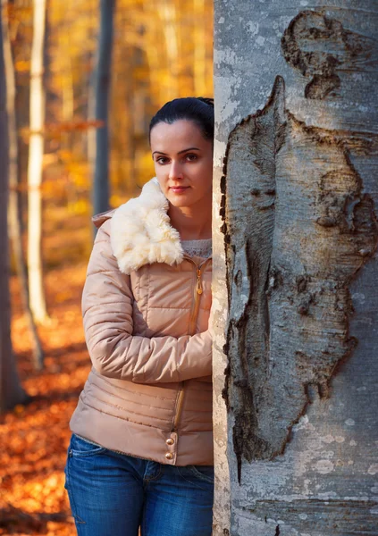 Jeune femme posant dans la nature — Photo