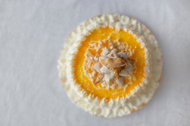 Doğum günü pastası ile krem şanti ve bisküvi