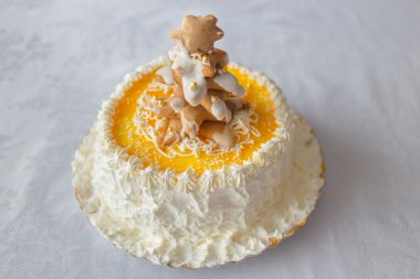 Doğum günü pastası ile krem şanti ve bisküvi