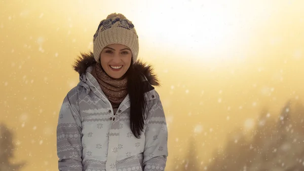 Красива жінка насолоджується снігом — стокове фото