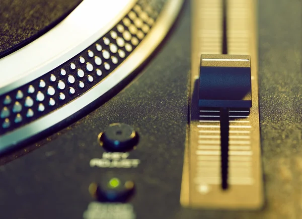 Disco de vinil na plataforma giratória retro — Fotografia de Stock