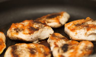 Izgara tavuk göğsü baharatlar ile yakın çekim