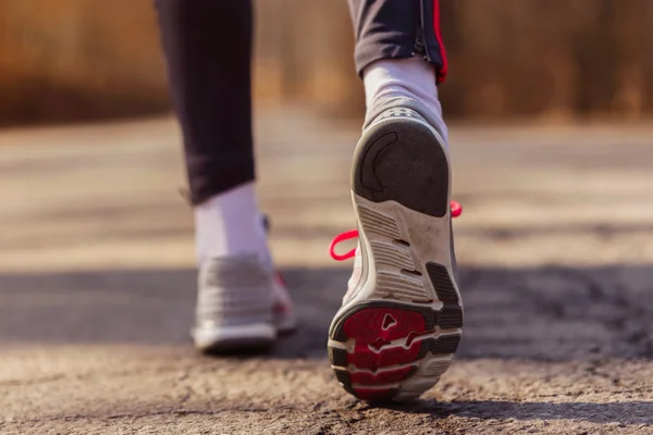 Kaki pelari dengan sepatu olahraga di jalan — Stok Foto