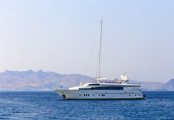 Bellissimo yacht bianco sul mare — Foto Stock