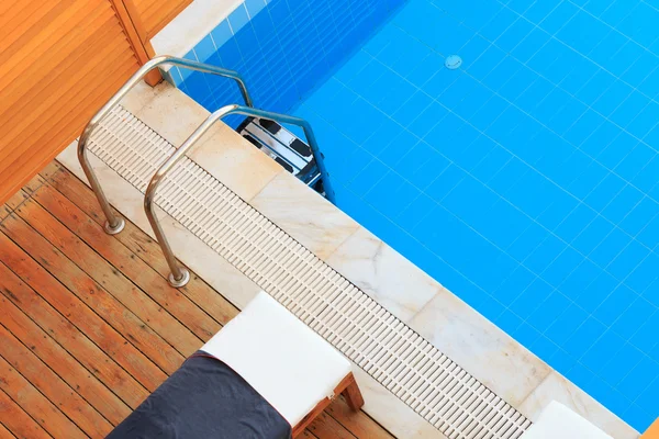 Piscina privada com água limpa e espreguiçadeira — Fotografia de Stock