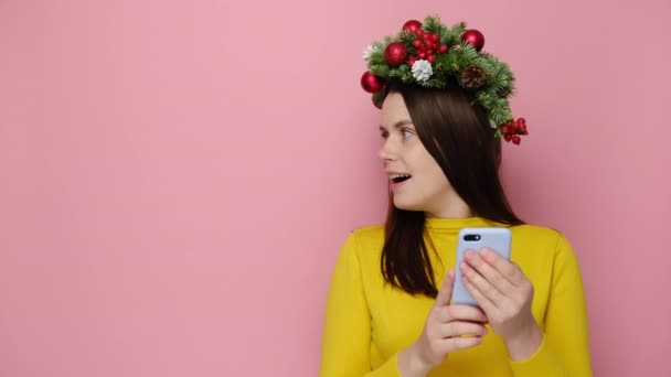 Lachende Aangename Vrouw Kerstkrans Zeggen Wow Hold Mobiele Telefoon Wijzend — Stockvideo