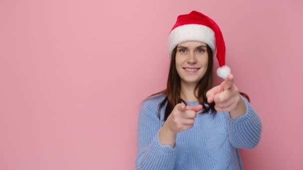 Noel Şapkalı Sevimli Genç Bir Kadın Seni Işaret Ediyor Çalışma — Stok video