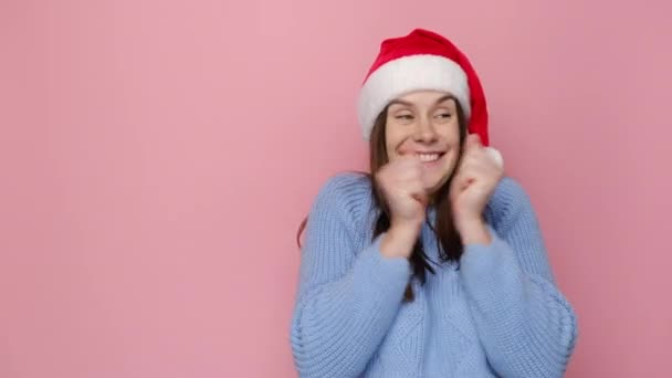 Emocionado Sorprendido Encantadora Mujer Joven Con Navidad Sombrero Rojo Mirar — Vídeo de stock