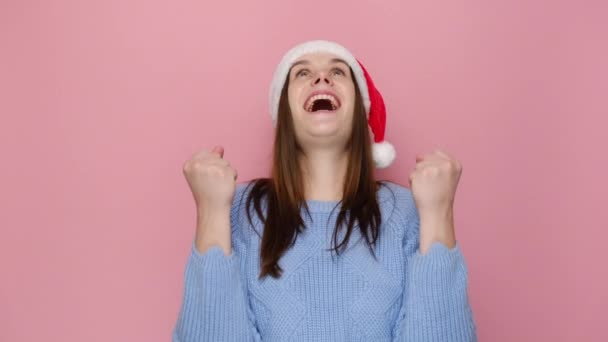 Heureuse Jeune Femme Enchantée Dans Chapeau Noël Faisant Geste Gagnant — Video