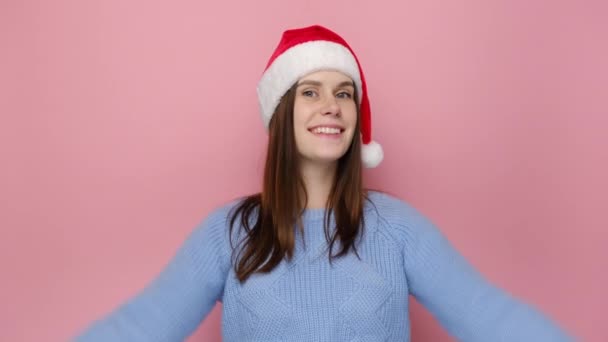Ελκυστική Νεαρή Γυναίκα Χριστουγεννιάτικο Καπέλο Δείχνει Τον Εαυτό Της Δείχνει — Αρχείο Βίντεο