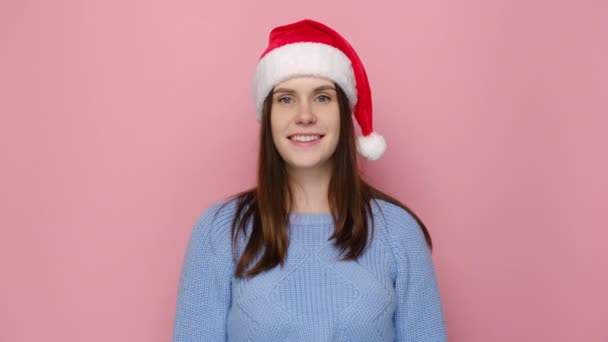Portrét Roztomilé Mladé Ženy Vánočním Klobouku Pozitivní Pohled Kameru Oblečené — Stock video