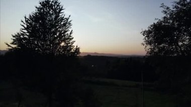 Hava aracı günbatımı ışığında sonbahar ormanında uçar. Muhteşem manzara, akşam altın saatinde ağaçların üzerinde uçmak, kırsal alanda sinemalar. Saf ve temiz huzurlu manzara.