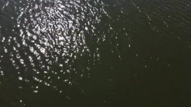 Güneşli bir günde sakin taş ocağını suyla gösteren inanılmaz destansı drone görüntüleri. Doğal mucize, yeşil turizm için sessiz bir yer. Macera ve açık hava keşfi kavramı