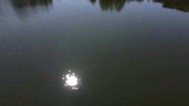 Güneşli bir günde güzel bir taş ocağının hava aracı görüntüsü. Doğal mucize, yeşil turizm için sessiz bir yer. Macera ve açık hava keşfi kavramı