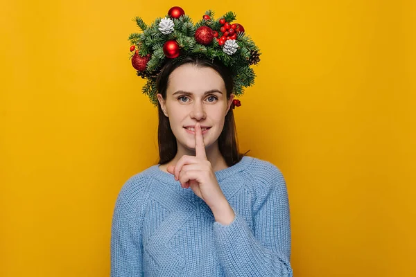 Carino Giovane Femmina Dicendo Silenzio Stare Con Dita Sulle Labbra — Foto Stock