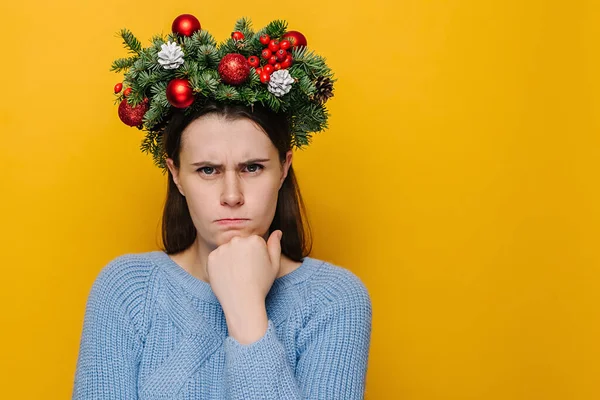 Giovane Donna Arrabbiata Tradizionale Corona Natale Guardando Fotocamera Con Triste — Foto Stock