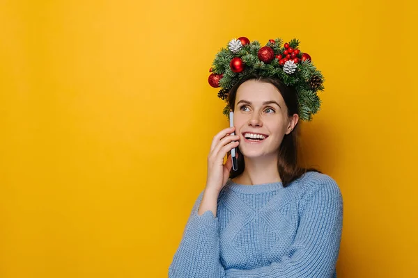 Carina Donna Sorridente Indossa Ghirlanda Natale Parlando Sul Telefono Cellulare — Foto Stock
