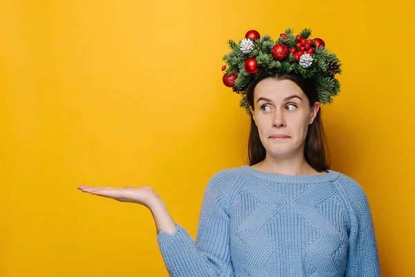 Giovane Donna Esitante Sorpreso Espressione Incapace Guarda Palmo Sollevato Sorpresa — Foto Stock